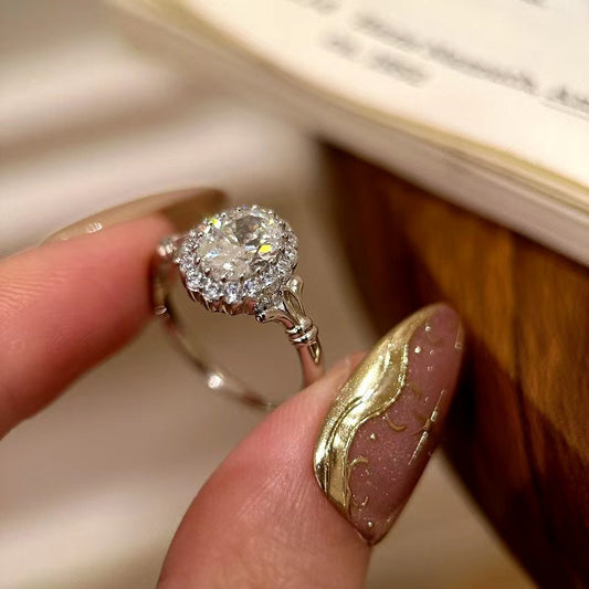 Bouquet de mariée, grosse bague en diamant, bague d'index légère et luxueuse