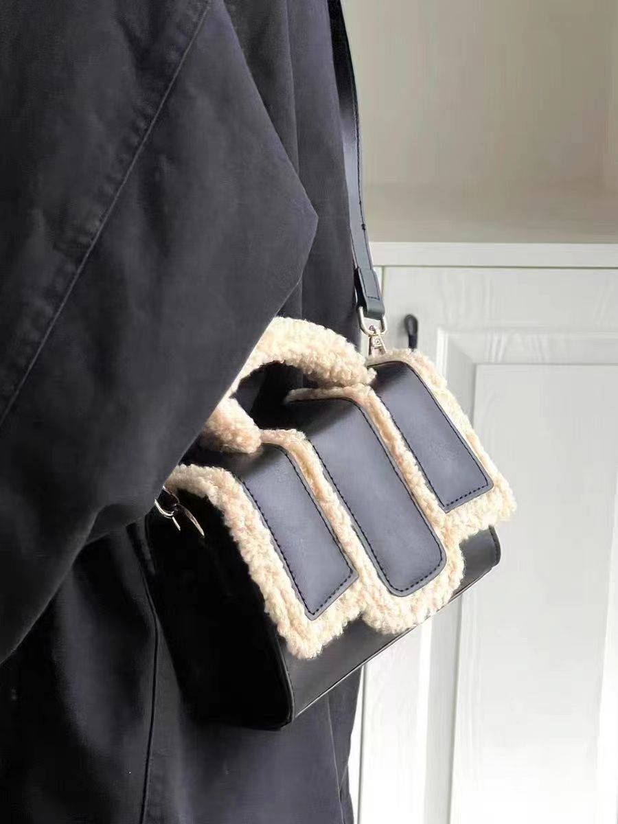 Sac bandoulière portable et tendance en laine d'agneau