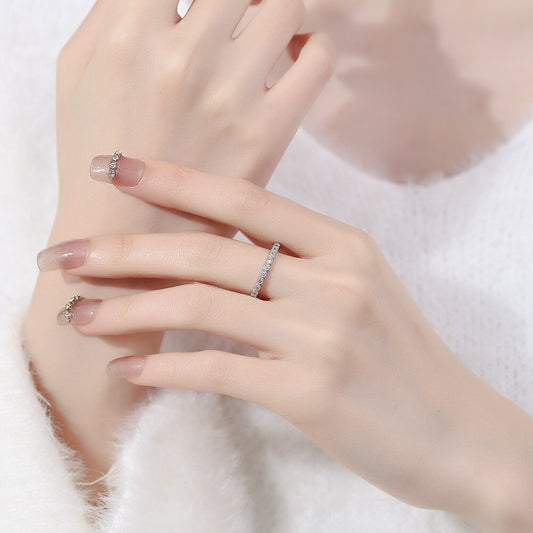 Bague simple et légère en diamant pour femme